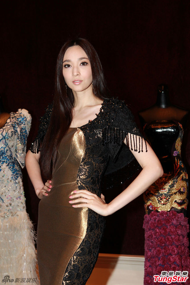 ����Ƚ�ɫ�ڼ��L(ch��ng)ȹ�������΃�(y��u)��