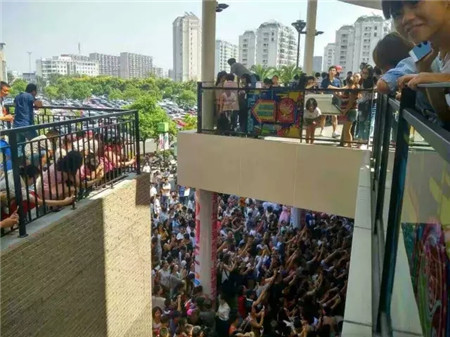 �w��֥�@�G���಩��Ҽ�����ɼ���W���R˹��(zhu��n)�u(m��i)��������F��(ch��ng)