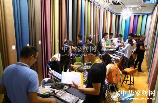 �ݳ޷�ɫ�����ؘ��L(f��ng)�R��ꇲ�ˇ�󿧂������ڼҼ�չ��(hu�� )���ݕr(sh��)�д�