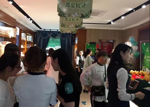 ���Լ�����ϯ˯�߹�|(zh��)�Pʢ�Ҽ������(hu�� )���f����˯�������x��