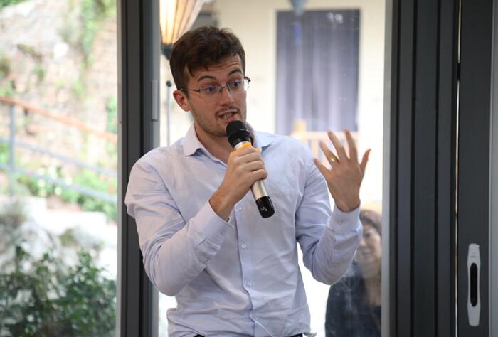 ����Ȼ���ؾ�����������һ��(ch��ng)���ӵİl(f��)����(hu�� )