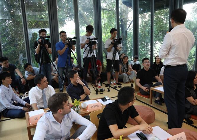 ����Ȼ���ؾ�����������һ��(ch��ng)���ӵİl(f��)����(hu�� )